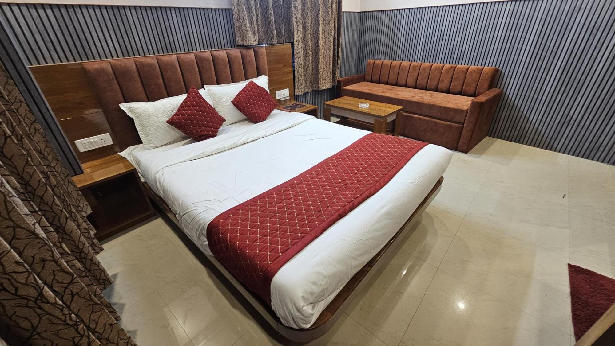 Tirupati Lodge Njp Siliguri Eksteriør bilde